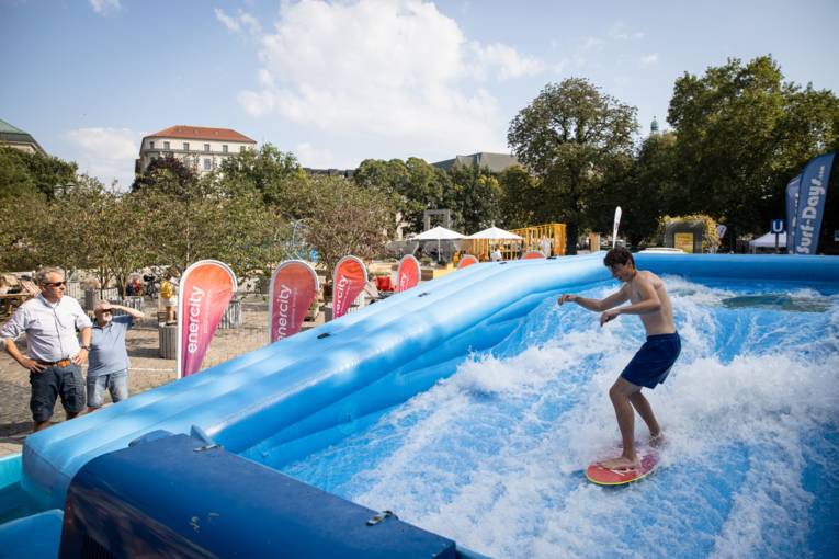 Person auf einer künstlichen Surfwelle.